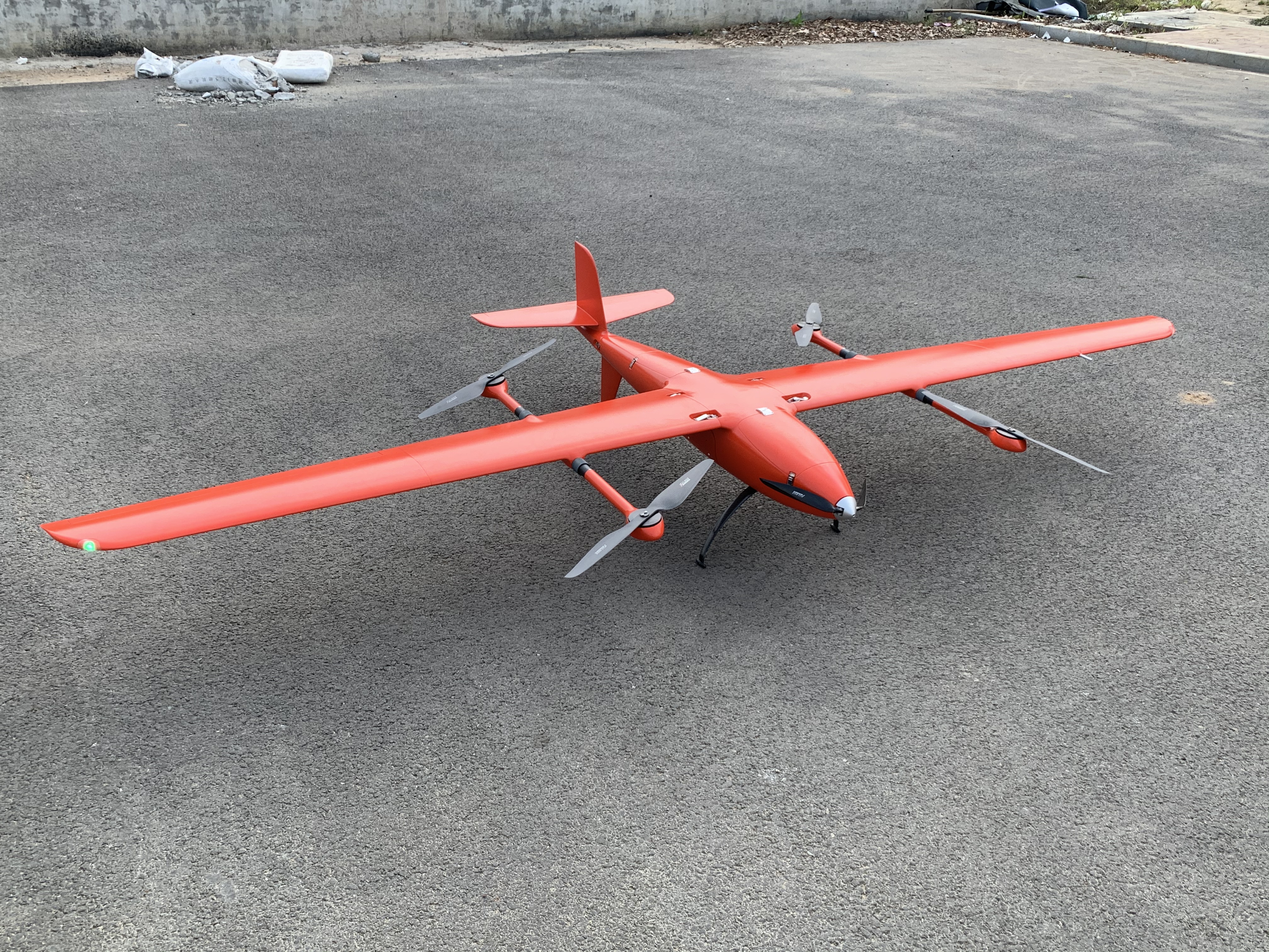 大飛機航攝(左)<a href='http://m.sdzlgs.com/typearticle/330-1.html' target='_blank' title='無人機航攝'><strong>無人機航攝</strong></a>(右)